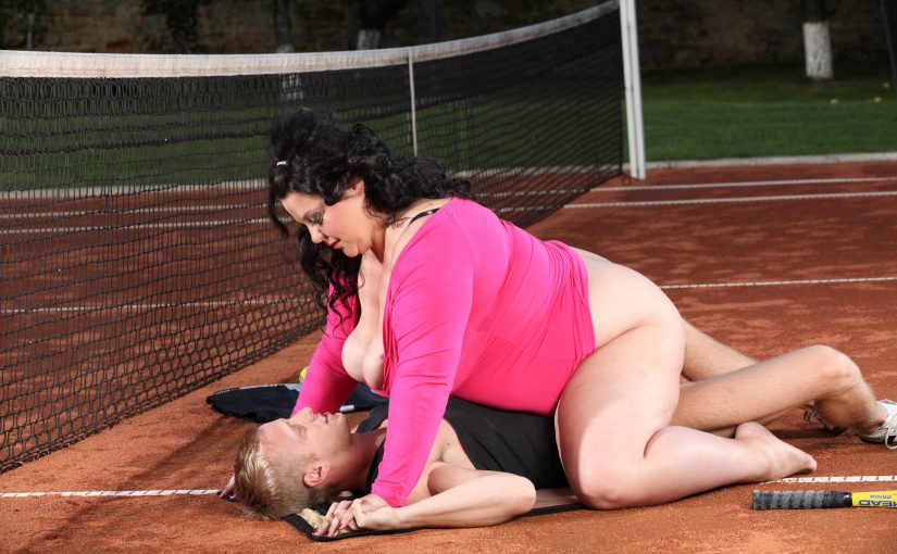 Fat meloned BBW beauty Viktorie sits on a stud’s face outdoors